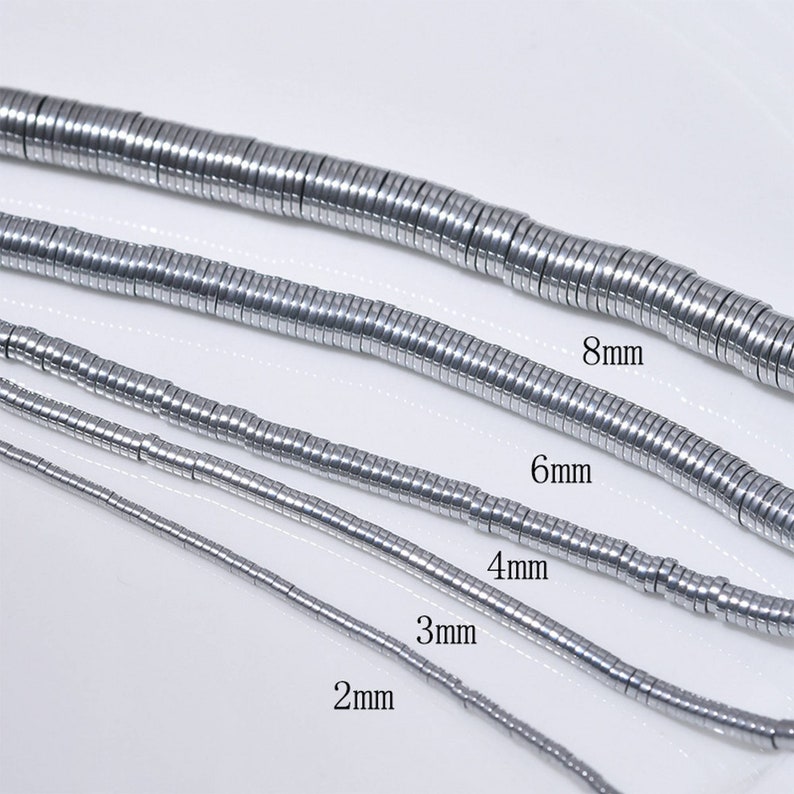 Pu&ograve; includere: Cinque file di perline di metallo argentato, ogni fila &egrave; di una dimensione diversa, a partire da 2 mm, 3 mm, 4 mm, 6 mm e 8 mm.