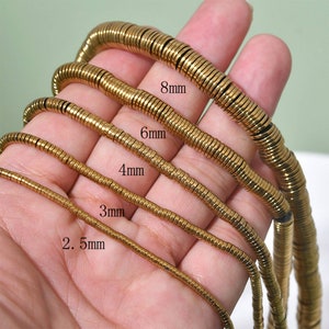 Pu&ograve; includere: Assortimento di maglie di catena in metallo dorato di diverse dimensioni, che vanno da 2,5 mm a 8 mm. Le catene sono disposte in un motivo graduato, con la catena pi&ugrave; piccola in basso e la catena pi&ugrave; grande in alto.