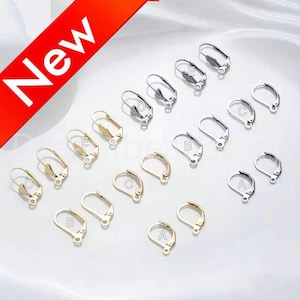 Puede incluir: Surtido de ganchos para pendientes en tonos dorados y plateados. Los ganchos están etiquetados con las letras A a E.