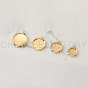 Puede incluir: Cuatro bandejas de colgantes de metal dorado de diferentes tama&ntilde;os. Las bandejas son redondas y tienen un acabado liso y brillante. Son perfectas para crear joyas personalizadas.