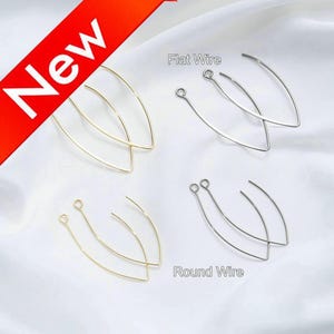 Puede incluir: Se muestran cuatro pares de pendientes en tonos dorados y plateados. Los pendientes tienen forma de hoja, con dos pares etiquetados como "Flat Wire" y dos pares como "Round Wire". Una pancarta roja con la palabra "New" está en la esquina superior izquierda.