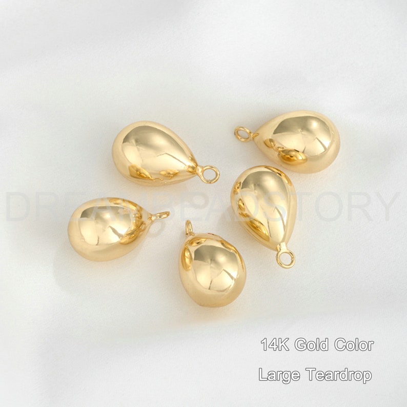 Peut inclure: Cinq breloques en forme de larme de couleur or avec une boucle en haut. 14K Gold Color Large Teardrop.