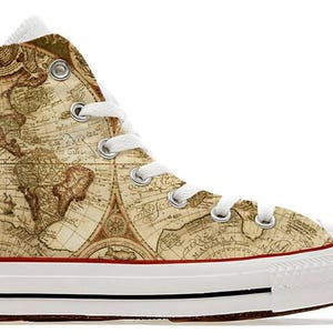 Weltatlas Entdeckerreisende Vintage Karte illustrierte kundenspezifischeconverse hohe Spitzenschuhreise-Turnschuhe gedrucktes Geschenk