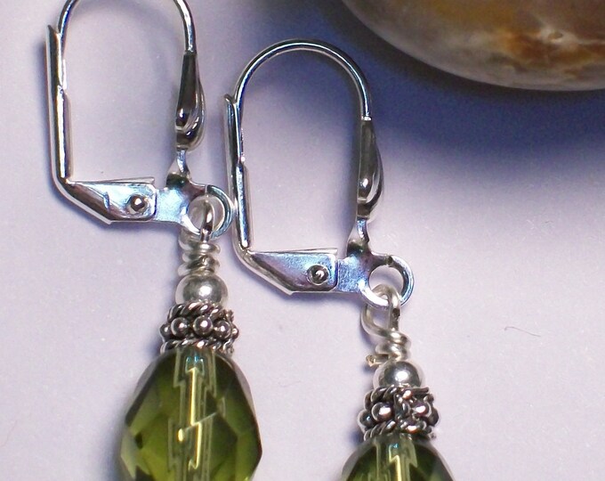 LKE0033, "JAYA", Green Artisan Glass. Simply sweet design, with surgical steel accents and lever back ear clasp.