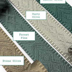 K&ouml;nnte beinhalten: Vier Streifen aus gewebtem Jacquardband mit einem sich wiederholenden Rautenmuster. Die Farben sind als Hunter Green, Dusty Olive, Forest Pine und Stone Olive gekennzeichnet. Jedes Band hat eine strukturierte Oberfl&auml;che mit geometrischem Design.