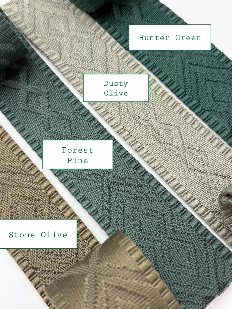 K&ouml;nnte beinhalten: Vier Streifen aus gewebtem Jacquardband mit einem sich wiederholenden Rautenmuster. Die Farben sind als Hunter Green, Dusty Olive, Forest Pine und Stone Olive gekennzeichnet. Jedes Band hat eine strukturierte Oberfl&auml;che mit geometrischem Design.