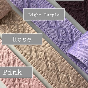 K&ouml;nnte beinhalten: Vier Streifen aus gewebtem Stoffband, die diagonal angeordnet sind und jeweils ein erhabenes geometrisches Rautenmuster aufweisen. Die Farben sind als Pink, Rose, Light Purple und Deep Plum beschriftet. Die Textur ist bei allen B&auml;ndern gleich.