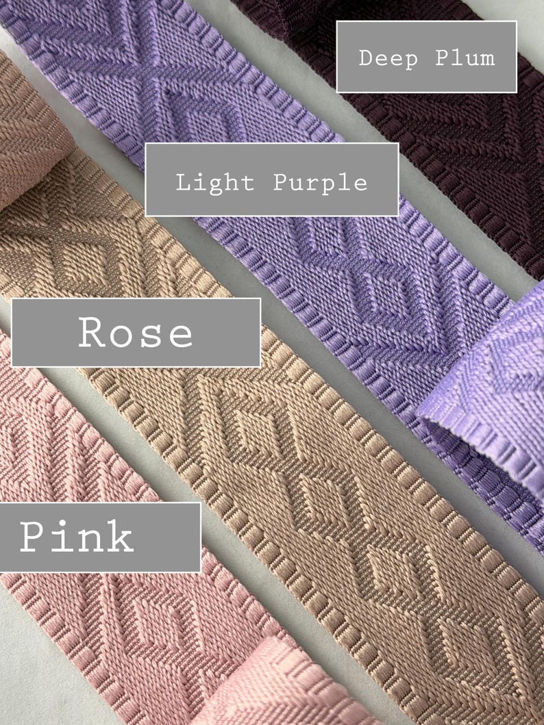 K&ouml;nnte beinhalten: Vier Streifen aus gewebtem Stoffband, die diagonal angeordnet sind und jeweils ein erhabenes geometrisches Rautenmuster aufweisen. Die Farben sind als Pink, Rose, Light Purple und Deep Plum beschriftet. Die Textur ist bei allen B&auml;ndern gleich.