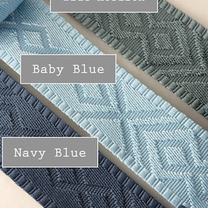 K&ouml;nnte beinhalten: Drei Streifen aus gewebtem Gurtband mit einem sich wiederholenden geometrischen Rautenmuster. Die Streifen sind mit Textfeldern beschriftet, die Blue Horizon in Dunkelblaugr&uuml;n, Baby Blue in Hellblau und Navy Blue in Marineblau anzeigen.