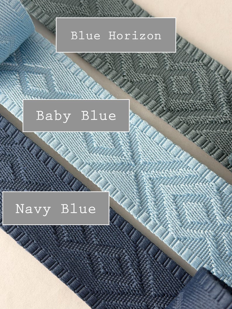 K&ouml;nnte beinhalten: Drei Streifen aus gewebtem Gurtband mit einem sich wiederholenden geometrischen Rautenmuster. Die Streifen sind mit Textfeldern beschriftet, die Blue Horizon in Dunkelblaugr&uuml;n, Baby Blue in Hellblau und Navy Blue in Marineblau anzeigen.