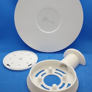 Może przedstawiać: Biały zestaw montażowy do sufitu dla routera bezprzewodowego TP-Link. Zestaw zawiera okrągłą płytę sufitową, uchwyt montażowy i okrągłą podstawę z czterema punktami mocowania.