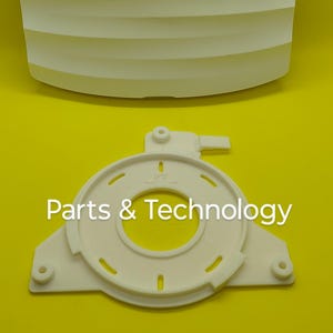 Puede incluir: Soporte de montaje de plástico blanco para un router TP-Link. El soporte tiene una base circular con un agujero en el centro y una pequeña palanca en el lateral. El soporte está diseñado para ser fijado a una pared o techo.