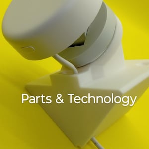 Puede incluir: Un dispositivo de hogar inteligente Aqara blanco con un sensor redondo en forma de cúpula y una base triangular blanca. El dispositivo está conectado a un cable blanco.