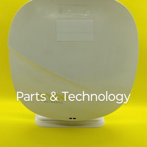 Puede incluir: Un punto de acceso inalámbrico blanco, redondo, para montaje en el techo, con el texto "Ubiquiti Networks" impreso en la parte delantera. El punto de acceso tiene una pequeña base blanca.