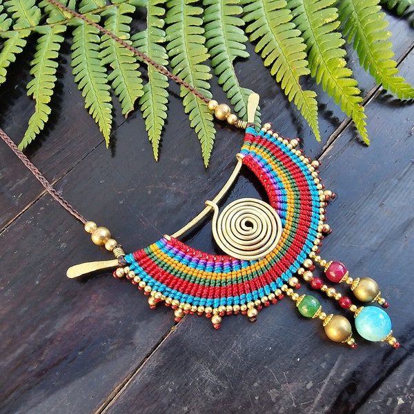 Collier arc-en-ciel spirale magique, cristaux turquoise rubellite de jade, collier aztèque spirituel ethnique coloré tribal boho macramé thaïlandais