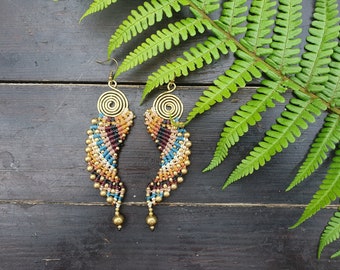 Brincos de Asa de Anjo em Macramê: Brincos Boho em Latão com Fio Dourado