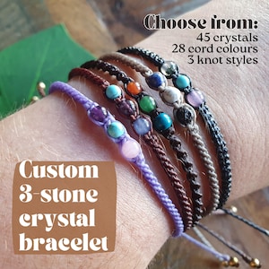 Pode incluir: Várias pulseiras de cristal personalizadas de 3 pedras, com diferentes cordões e pedras preciosas. O texto na imagem diz: "Escolha entre: 45 cristais, 28 cores de cordão, 3 estilos de nó."