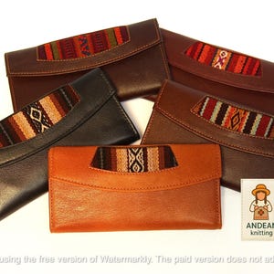 Könnte beinhalten: Eine Auswahl an Ledergeldbörsen in verschiedenen Braun- und Schwarztönen, jede mit einem rechteckigen, farbenfrohen Webdesign. Die Geldbörsen sind auf weißem Hintergrund angeordnet. Das Bild enthält ein Logo mit der Aufschrift "ANDEAN knitting".