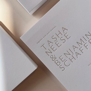 Suite de invitación tipográfica de crema suave, invitación tipográfica, invitación tipográfica neutral, invitación tipográfica tipográfica - MUESTRA