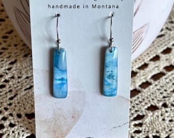Hermosos pendientes de arcilla azul jaspeada/pendientes ligeros de arcilla con forma de rectángulo trapezoidal/pendientes translúcidos y azules con borde metálico
