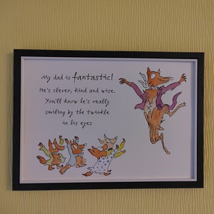 Könnte beinhalten: Gerahmte Illustration mit Fuchs-Zeichnungen und dem Text "My dad is fantastic!". Ein Fuchs trägt einen lila Blazer. Das Kunstwerk ist in einem schwarzen Rahmen und eignet sich für Kinderzimmer.