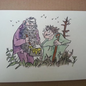 以下が含まれることがあります： 紫色のシャツを着てひげを生やしたキャラクターと、緑色のシャツを着て長い鼻をしたキャラクターの2人の漫画キャラクターを描いた水彩画。2人は黄色の塗料が入ったバケツを持っている。