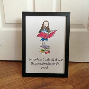 Cita de Matilda pintada a mano y pintura de acuarela Roald Dahl Quentin Blake A4 A5 8x10 pulgadas Pila de libros de pie