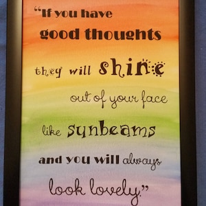 以下が含まれることがあります： 虹色の水彩画の背景と黒い文字で書かれた引用文が描かれた額装されたアートプリント。「良い考えがあれば、それは太陽の光のようにあなたの顔から輝き、あなたはいつも美しく見えるでしょう。」