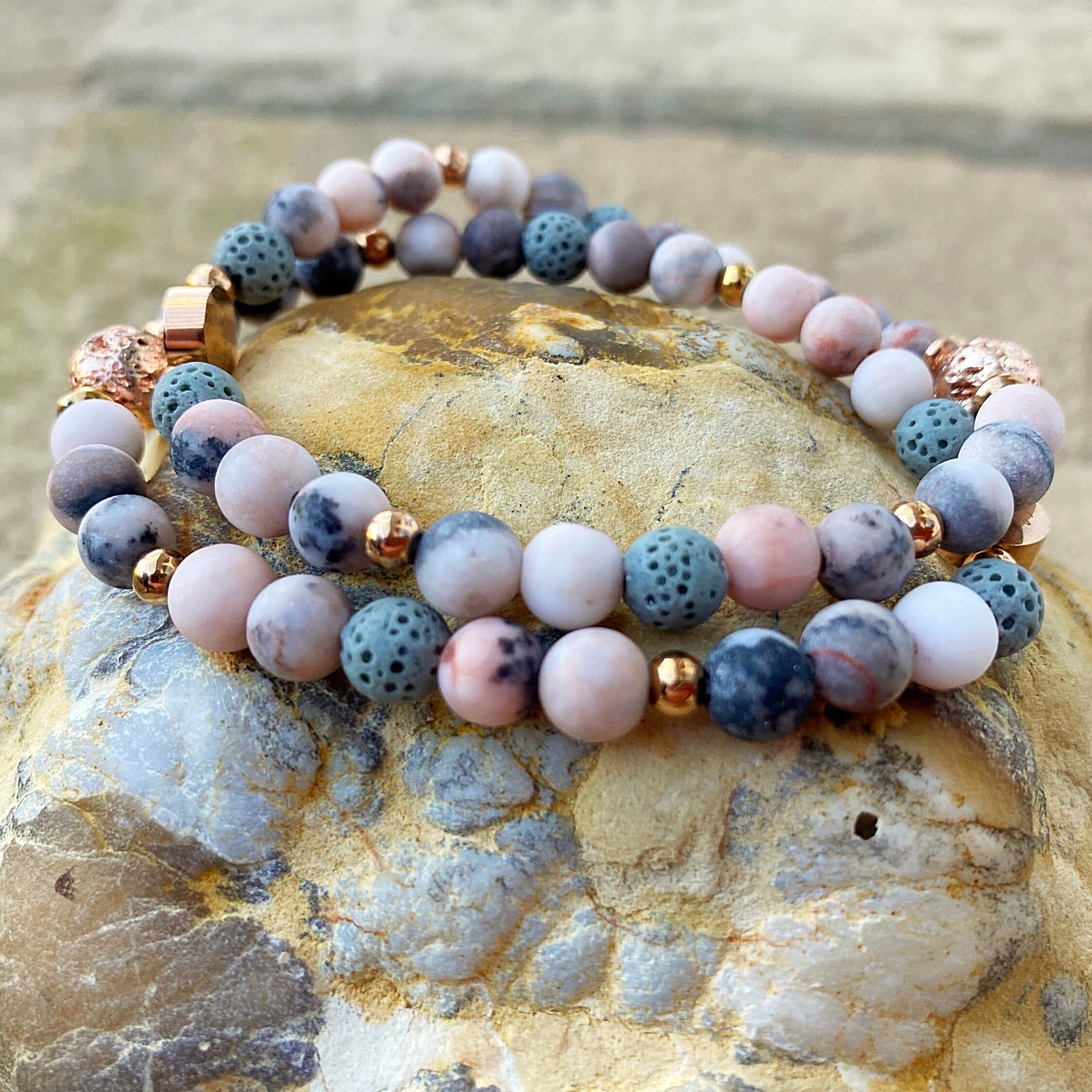 Bracciale con Cristalli, Roccia Lavica e Oli Essenziali. Regalo per lei - Braccialetto con diffusore di aromaterapia Regali per le donne - Diaspro rosa con ciondolo Love e pietra lavica