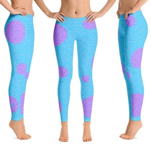Può includere: Leggings blu con un motivo blu chiaro e bianco e pois viola.
