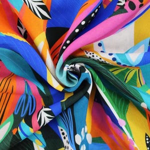Tecido de viscose abstrato com estampa floral da selva - 100% rayon - Tecido por metro - costura, corte e costura, costureira, tecido de verão