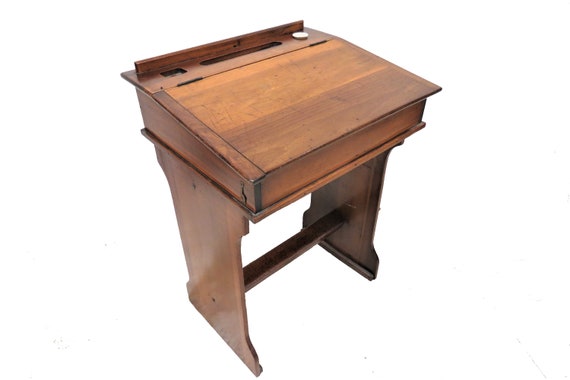 Child's desk with lift up clearance lid
