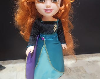 Muñeca princesa Anna de Disney Frozen con capa extraíble inspirada en la película de 14"