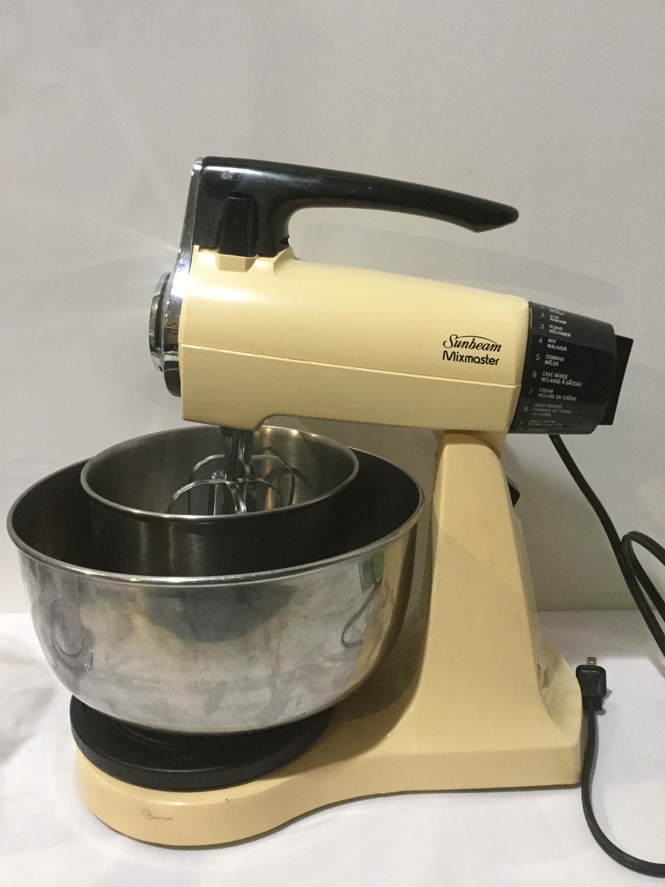Sunbeam Mixmaster Stand Mixer with Beaters And Glassbake Bowl (Tested)