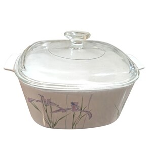 Pode incluir: Um conjunto de três canecas de cerâmica com acabamento fosco e salpicado. As canecas são em tons de creme, castanho claro e castanho escuro. Cada caneca tem um design simples e minimalista.