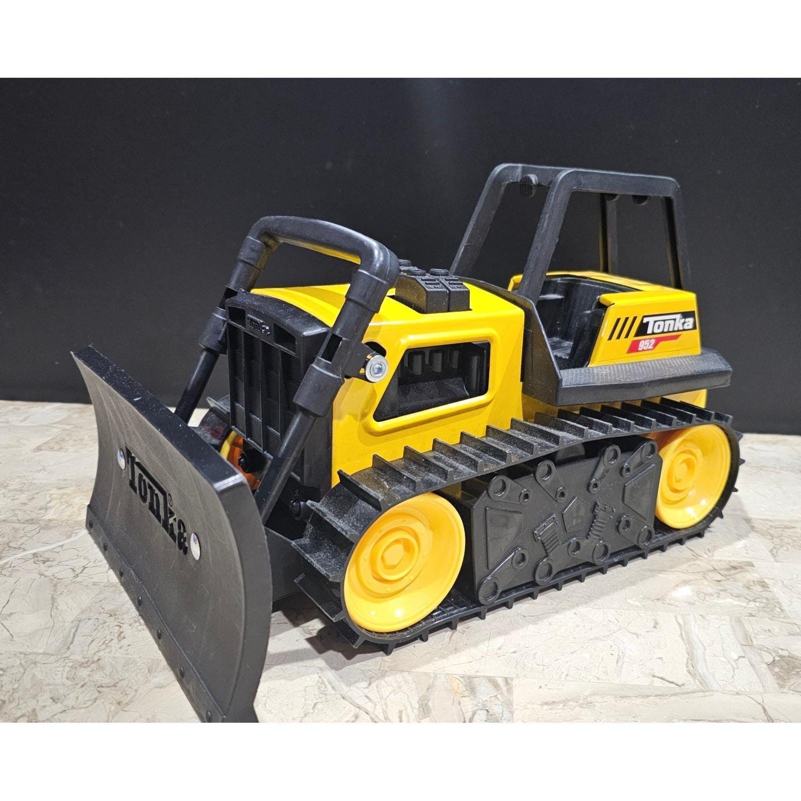 Tonka 952 Yellow Die Cast Metal Bulldozer Toy Truck Front Loader
