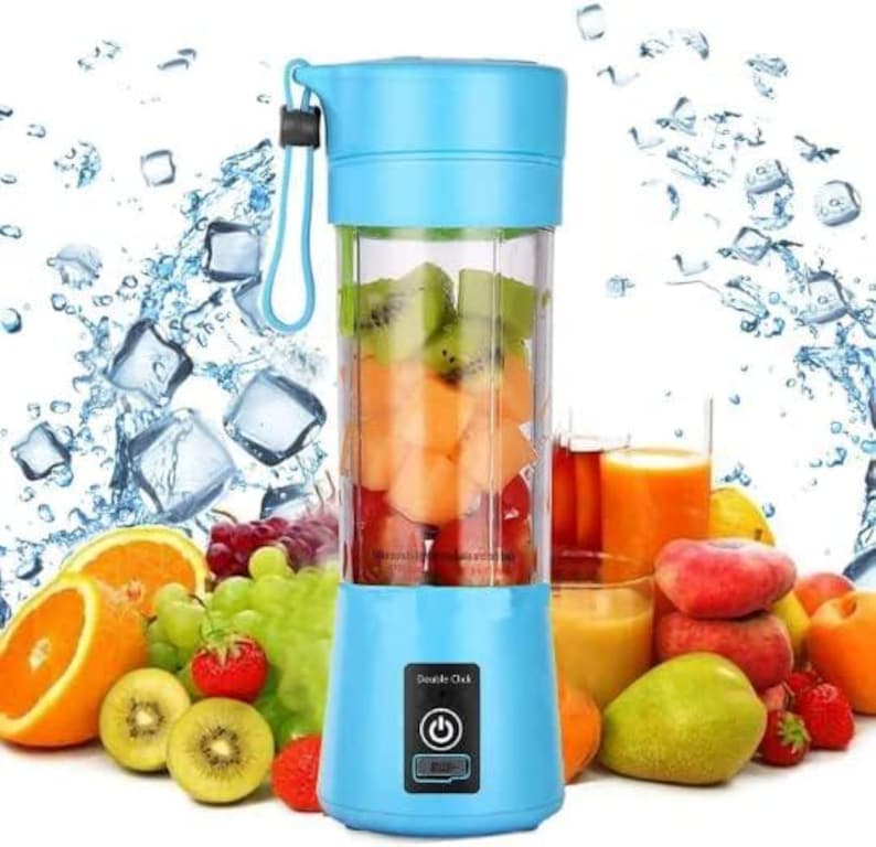 Pu&ograve; includere: Un frullatore portatile blu con un contenitore trasparente pieno di frutta. Il frullatore ha un pulsante di accensione e il testo "Double Click" sul lato. Il frullatore &egrave; circondato da frutta, tra cui arance, fragole, kiwi e pere.
