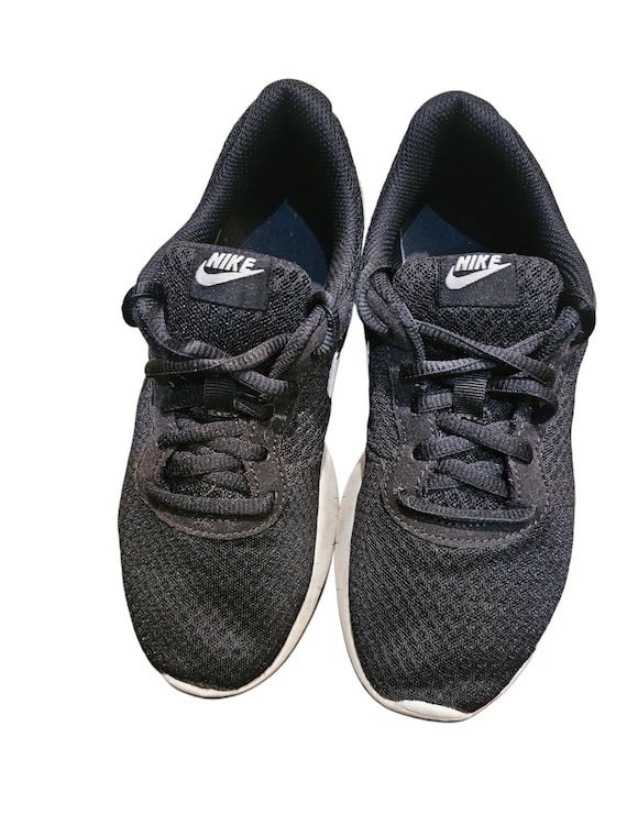 nike tanjun black size 4