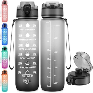 Puede incluir: Una botella de agua gris de 32 onzas con una tapa negra y una correa de transporte. La botella tiene frases motivacionales y marcas de tiempo impresas en ella. La botella está junto a una tapa negra más pequeña.