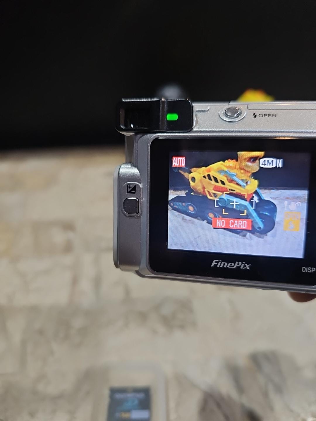 富士フイルム FinePix 4.1MP スーパーCCD コンパクトポップアップ