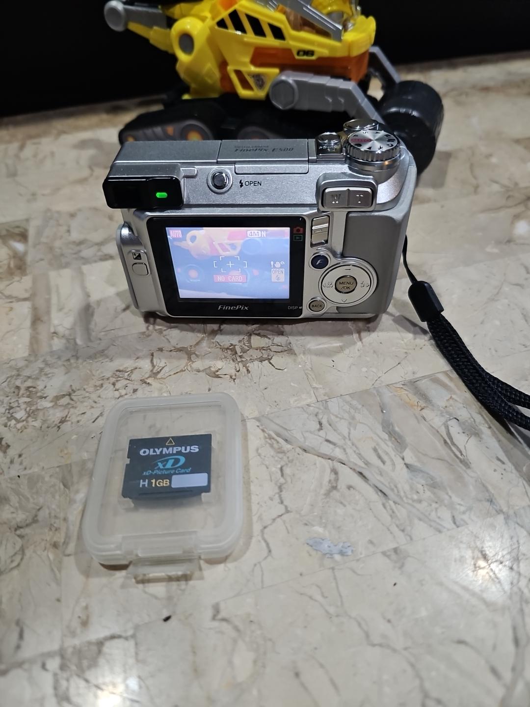 富士フイルム FinePix 4.1MP スーパーCCD コンパクトポップアップ