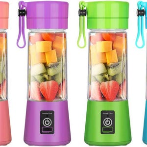 Pu&ograve; includere: Quattro frullatori portatili rosa, viola, verde e blu. Ogni frullatore ha un contenitore trasparente pieno di frutta e un pulsante di accensione sul fondo.