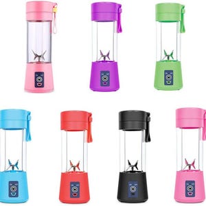 Pu&ograve; includere: Set di dieci frullatori portatili in vari colori, tra cui rosa, viola, verde, blu, rosso, nero e rosa chiaro. Ogni frullatore ha un bicchiere di plastica trasparente con una lama all'interno, un coperchio con un anello di trasporto e un pulsante on/off.