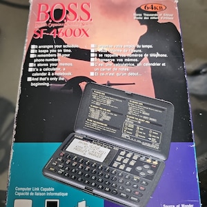 Puede incluir: Un organizador de negocios negro Casio BOSS SF-4600X con una memoria de 64 KB. El organizador tiene una calculadora, un calendario y un bloc de notas integrados. Es compatible con la conexión a ordenador y viene con una garantía de un año.