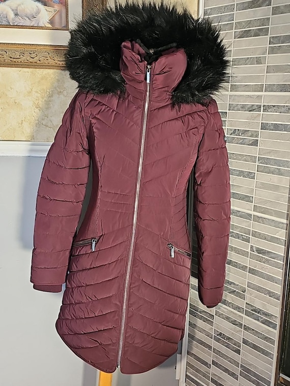 DKNY Damen Steppjacke Pelzbesatz Abnehmbare Kapuze Warm XS Burgund