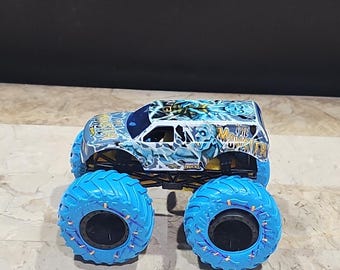 Hot Wheels Monster Trucks Roarin’ Rumble of 1:64 Scale Toy TrucksBlue