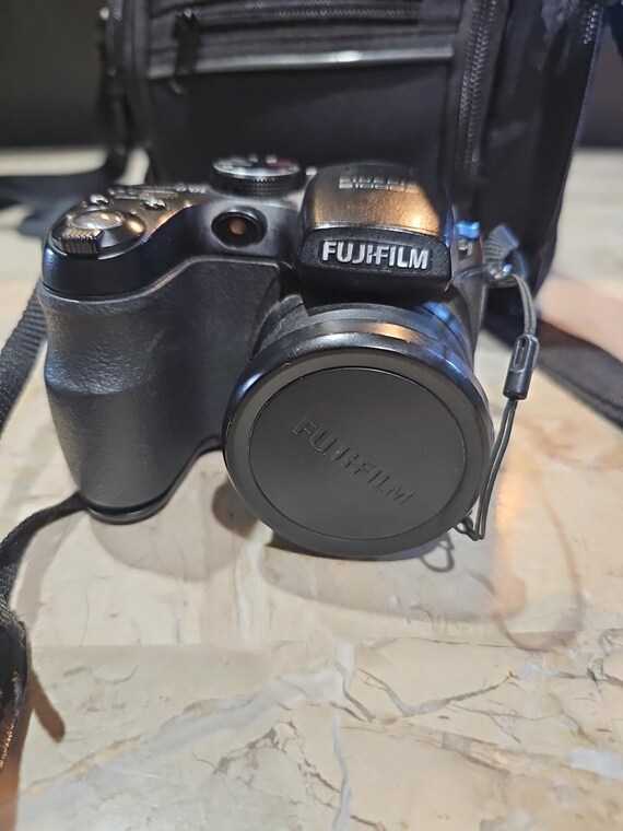 Fujifilm Finepix S1000 10.0MP Stabilized Zoom Digital Camera 12x