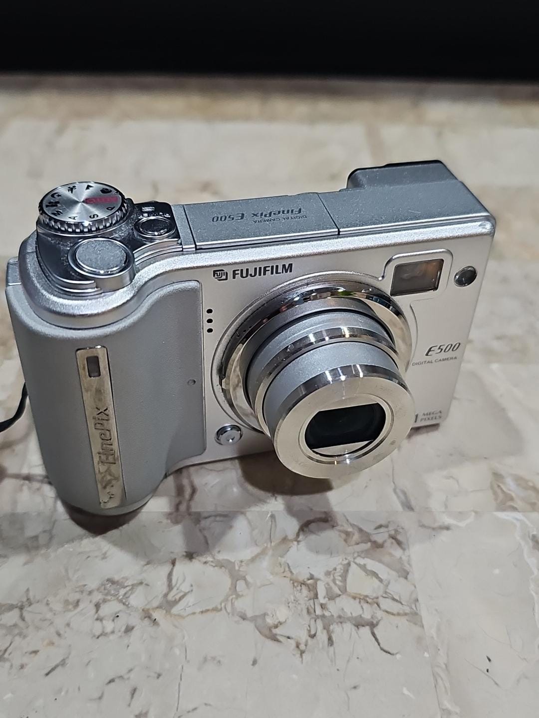 富士フイルム FinePix 4.1MP スーパーCCD コンパクトポップアップ