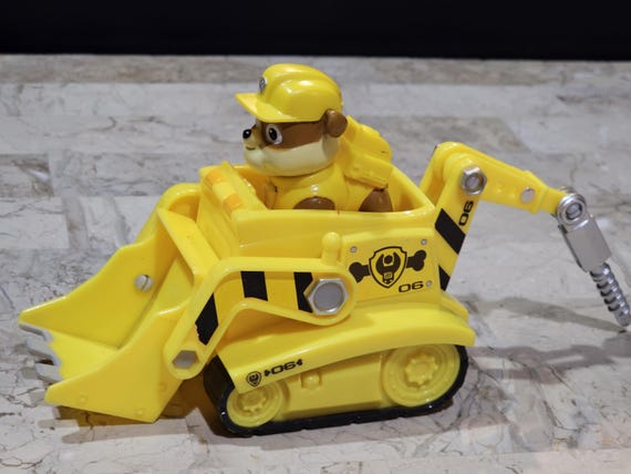 Paw Patrol, Camion Bulldozer de Rubble avec Figurine d'action de Collection, Jouets pour Enfants durables pour garçons et Filles âgés de 3 Ans et Plus Paw Patrol, Camion Bulldozer de Rubble avec Figurine d'action de Collection, Jouets pour Enfants durables pour garçons et Filles âgés de 3 Ans et Plus