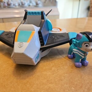 Paw Patrol Everest – Jet To The Rescue – Véhicule Transformateur Deluxe – Boîte Abîmée Cadeau Fan Pat'patrouille